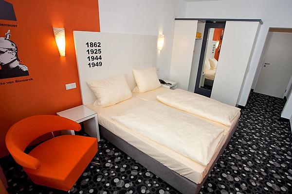 Hotel Fliegendes Klassenzimmer Бад-Берлебург Экстерьер фото